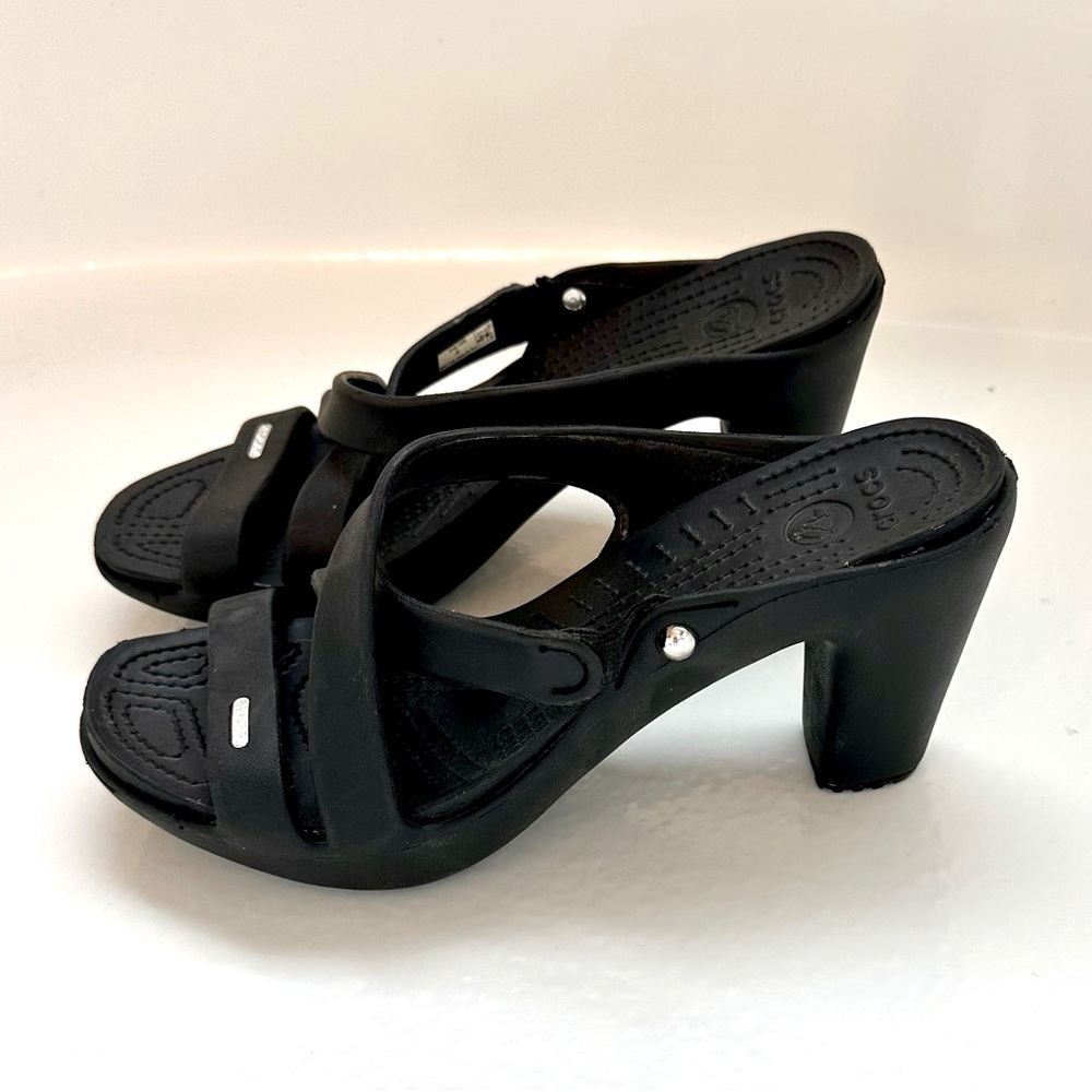 Women's black Crocs heeled sandals sz 9